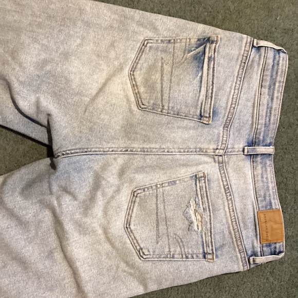 American Eagle Light wash distressed mom jeans - Picture 4 of 4